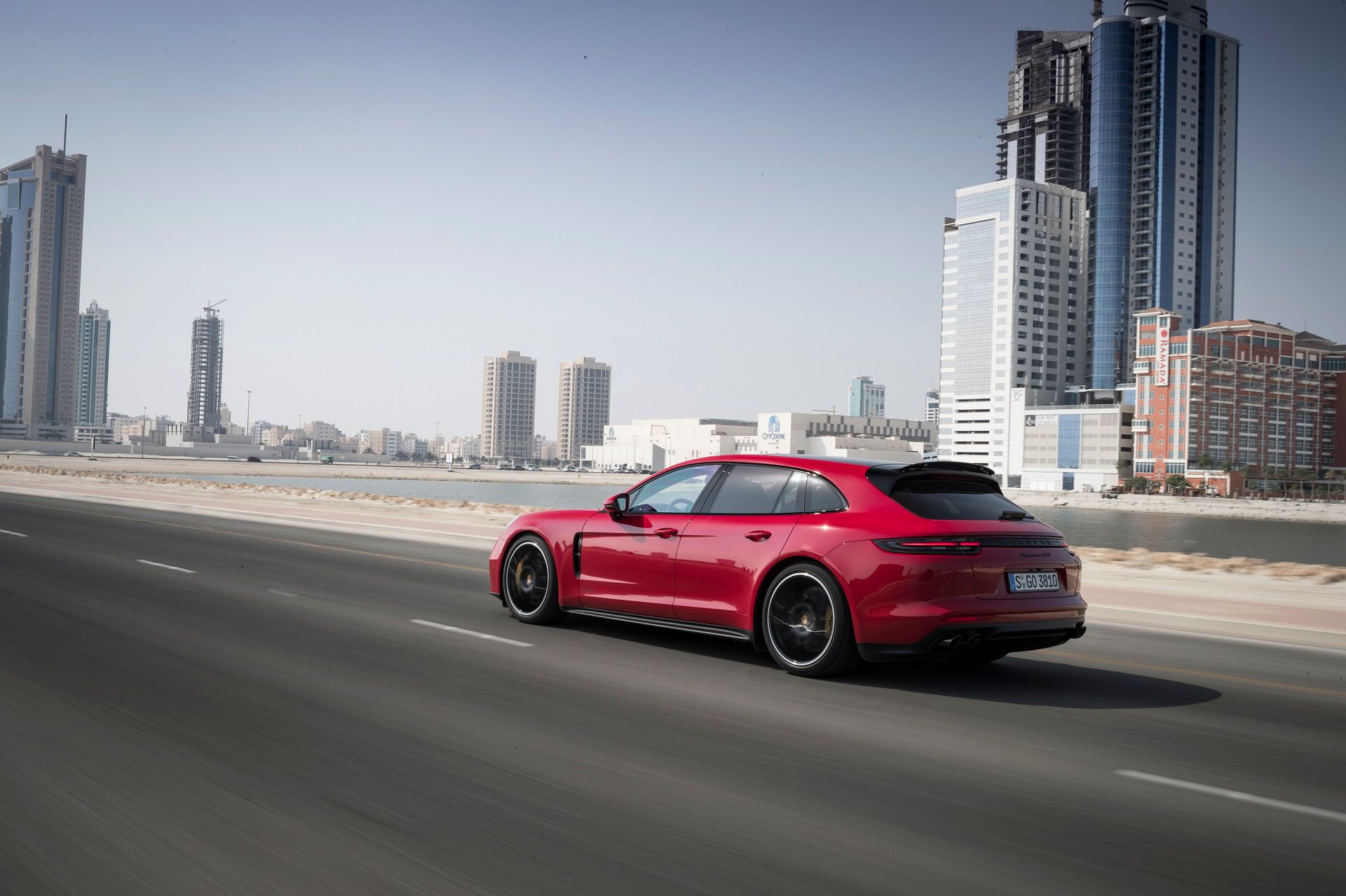 Niezależnie od tej opinii pozostaje jednym z najbardziej fascynujących i ekskluzywnych modeli tego typu na rynku. Także najdroższych: model w tej konfiguracji zaczyna się od ceny 655 870 zł, czyli o całe 14 640 zł więcej od limuzyny.