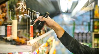 Badanie IBRiS: Polacy mylą piwo alkoholowe i bezalkoholowe - połowa z nich chce zakazu reklamy piwa "zero procent"