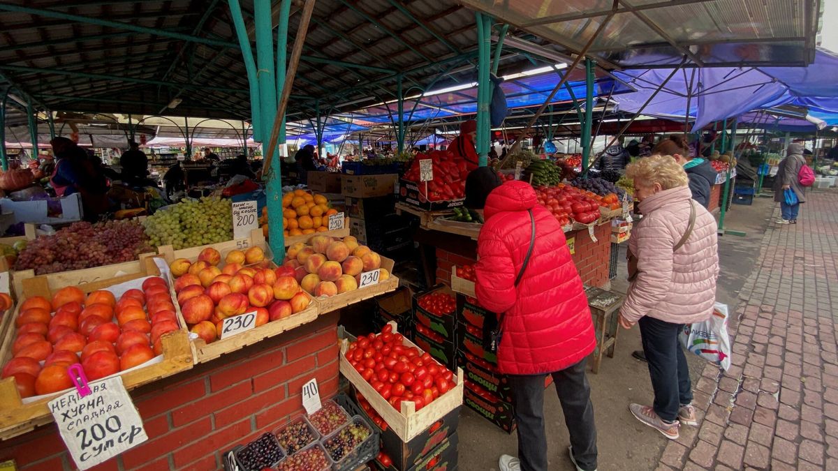 Temporary
Women shop for vegetables at a market in Moscow on October 10, 2023. (Photo by Natalia KOLESNIKOVA / AFP)
NATALIA KOLESNIKOVA