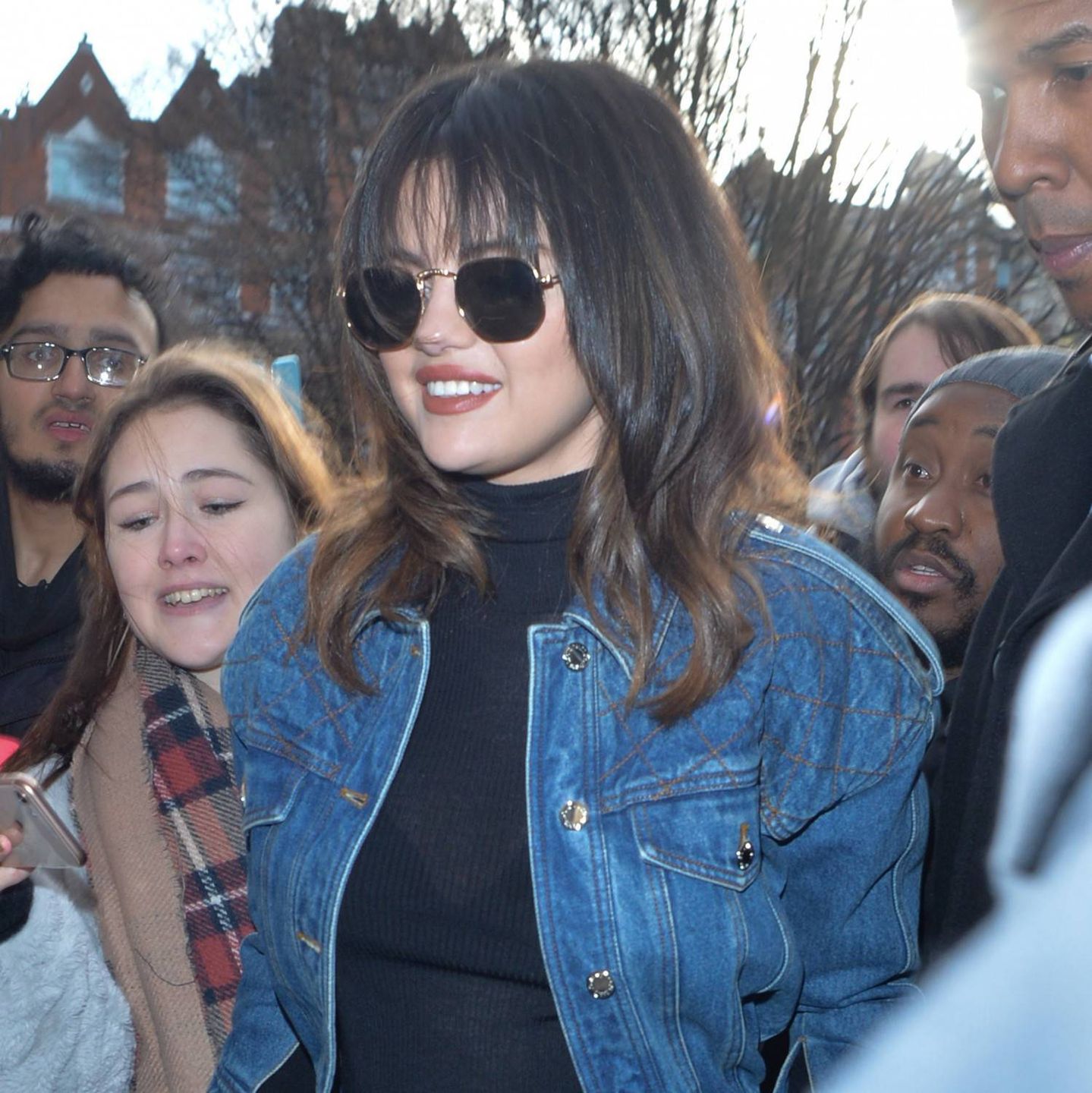 Selena Gomez z grzywką i w dżinsie