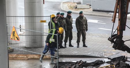 Bomba na lotnisku Chopina? Saperzy nie wiedzą, co znaleźli