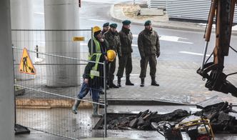 Bomba na lotnisku Chopina? Saperzy nie wiedzą, co znaleźli