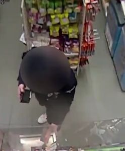 Złodziejka wykorzystała okazję. Karygodne zachowanie w oku kamery