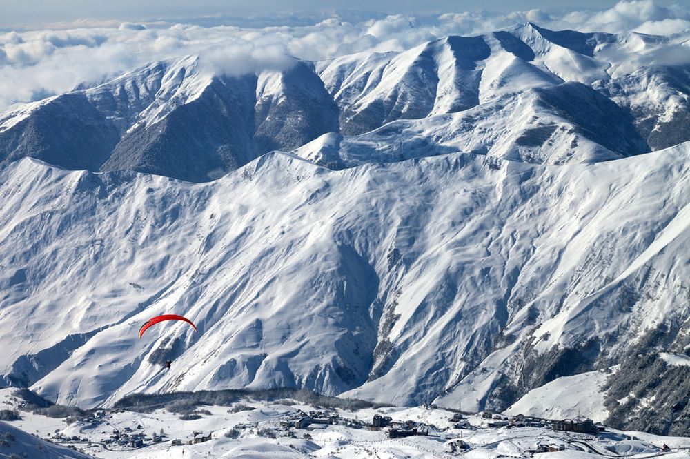 Białe szaleństwo nie tylko w Alpach! Gdzie wybrać się na narty poza utartymi trasami?
