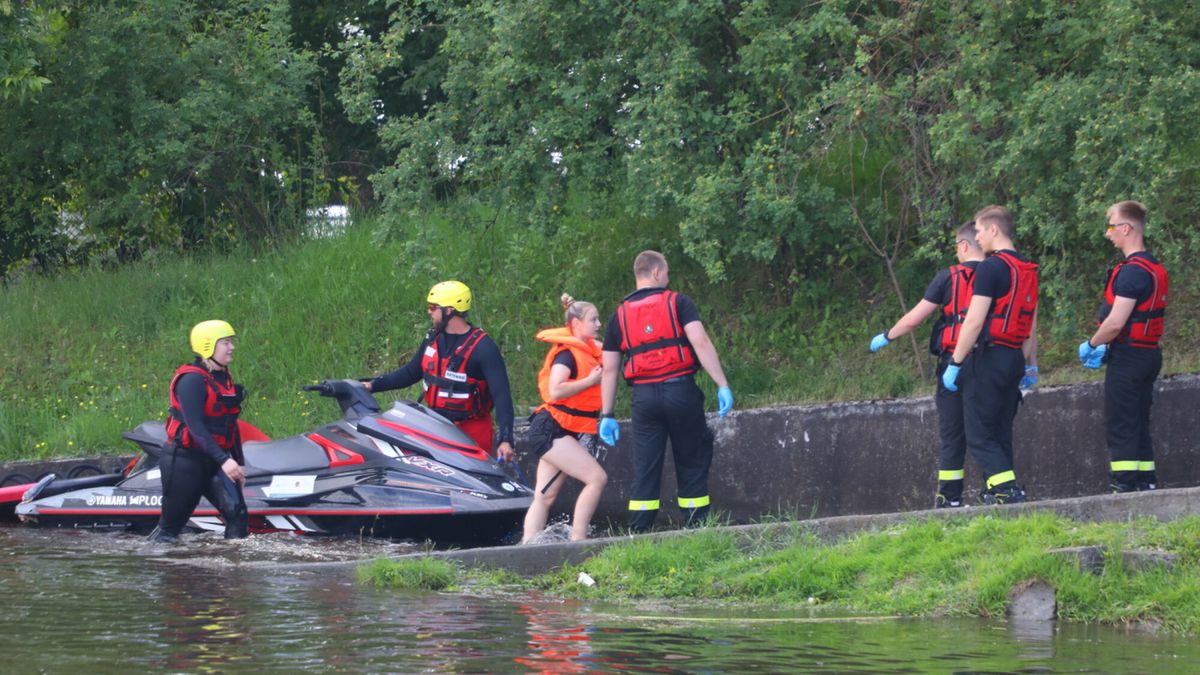 Zdjęcie okładkowe artykułu: East News / Adam Burakowski/REPORTER / Ćwiczenia z ratownictwa wodnego w Warszawie