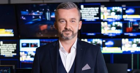 Dziennikarz TVN24 sprawdza fake newsy. Bije konkurencję na głowę