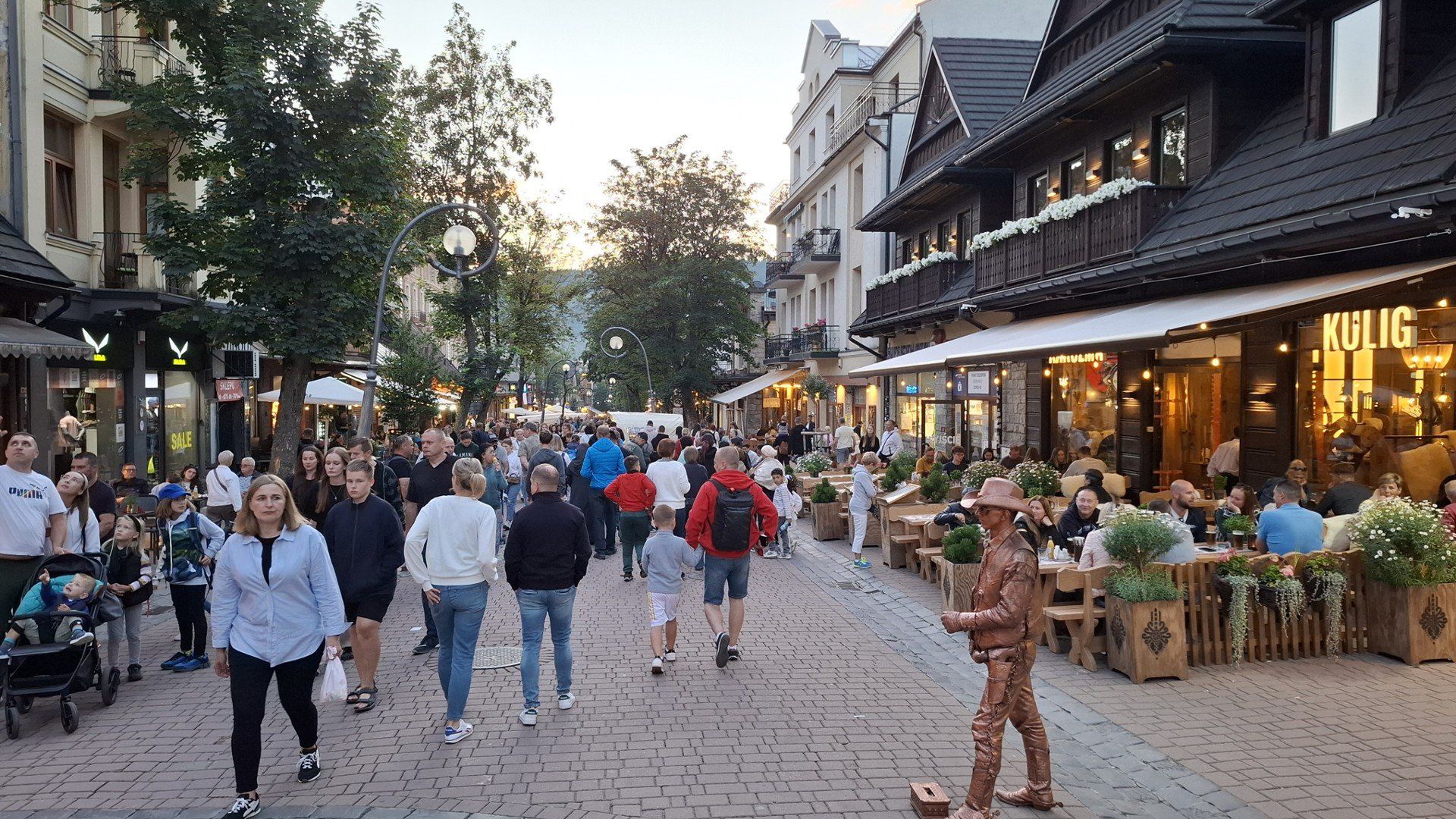 Tłum turystów na Krupówkach