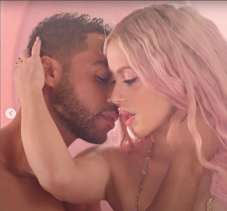 Shakira z nowym kochankiem. Przyjaciele piosenkarki ostrzegają