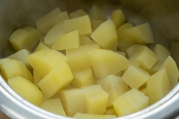 Wielu Polaków robi to źle. Purée z tak ugotowanych ziemniaków nie będzie smaczne