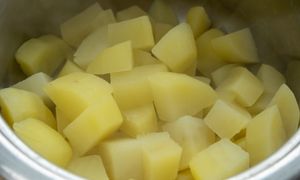Wielu Polaków robi to źle. Purée z tak ugotowanych ziemniaków nie będzie smaczne