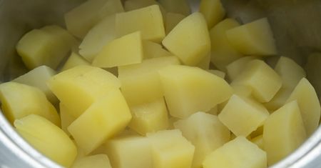 Wielu Polaków robi to źle. Purée z tak ugotowanych ziemniaków nie będzie smaczne