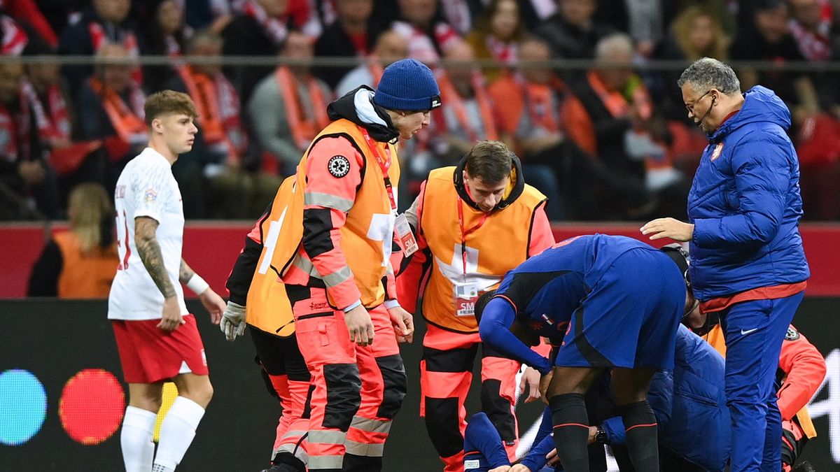 Newspix / Rafal Oleksiewicz / PressFocus / NEWSPIX.PL / Na zdjęciu: Teun Koopmeiners (na noszach) 