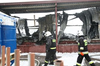 Pożar hali w Płocku. Trwa dogaszanie
