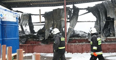 Pożar hali w Płocku. Trwa dogaszanie