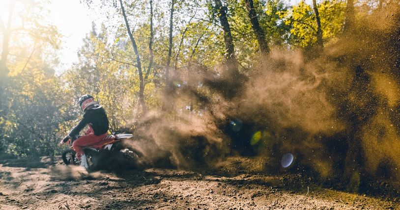 Niestety miłośnicy jazdy na motocyklach często wjeżdżają do lasu bez zgody