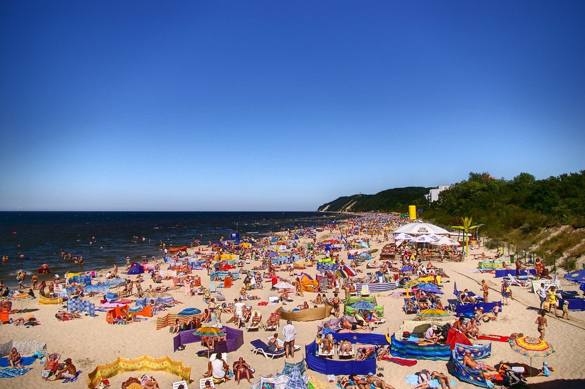 Plaża w Międzyzdrojach w środku lata jest pełna turystów