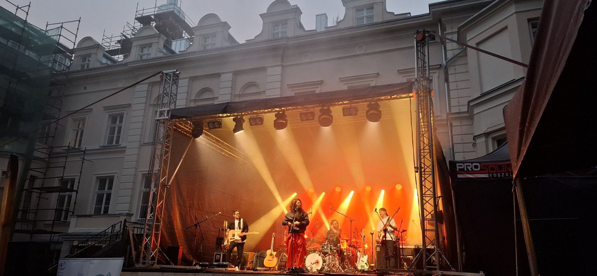 Koncert Natalii Przybysz w Damnicy przyciągnął tłumy, mimo deszczu