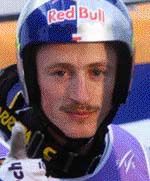 Małysz lata na nartach jak Harry Potter na miotle!