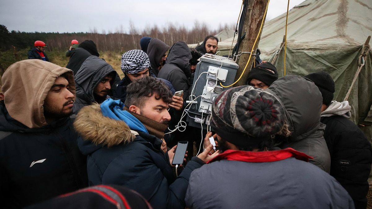 Kryzys na granicy: Białorusini pomagają budować obóz migrantom i dostarczają im prąd 1