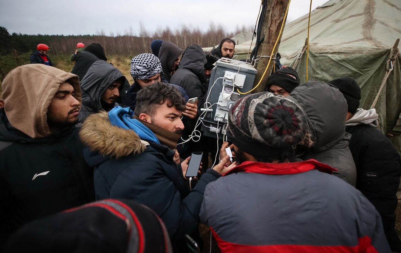 Kryzys na granicy: Białorusini pomagają budować obóz migrantom i dostarczają im prąd
