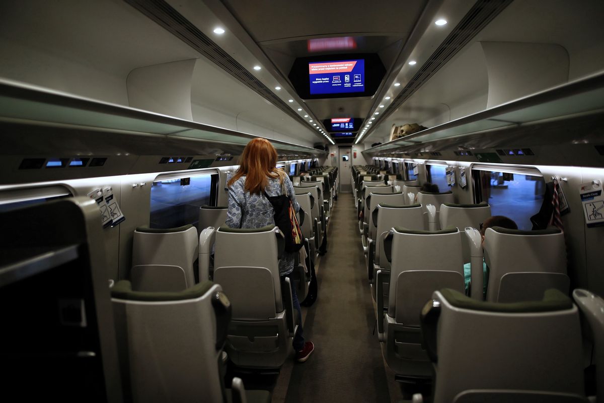 W pociągu obowiązuje nakaz zakrywania ust i nos  (Fot: Łukasz Gągulski),