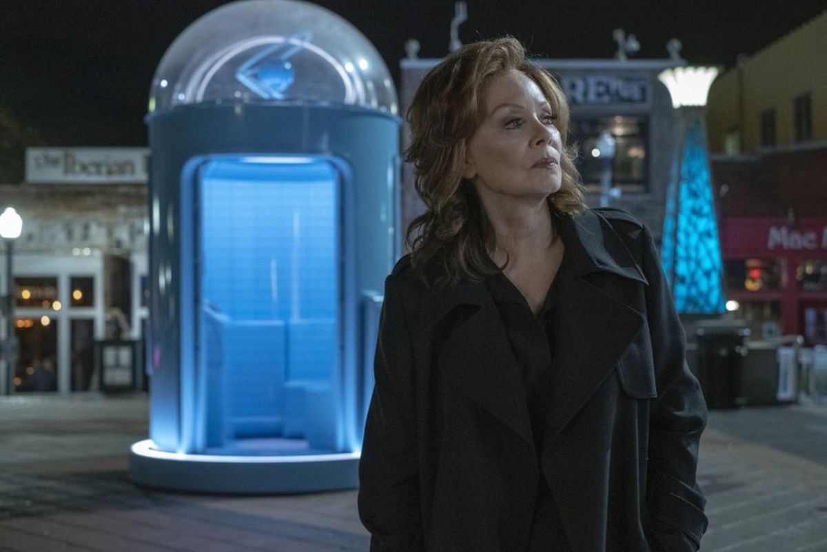 "Watchmen": co się stało z Laurie Blake i skąd się wzięła ta niebieska zabawka? Jean Smart komentuje