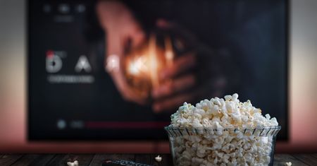 Grzebanie w pamięci, podróż w czasie i romans z AI. 10 filmów skłaniających do myślenia