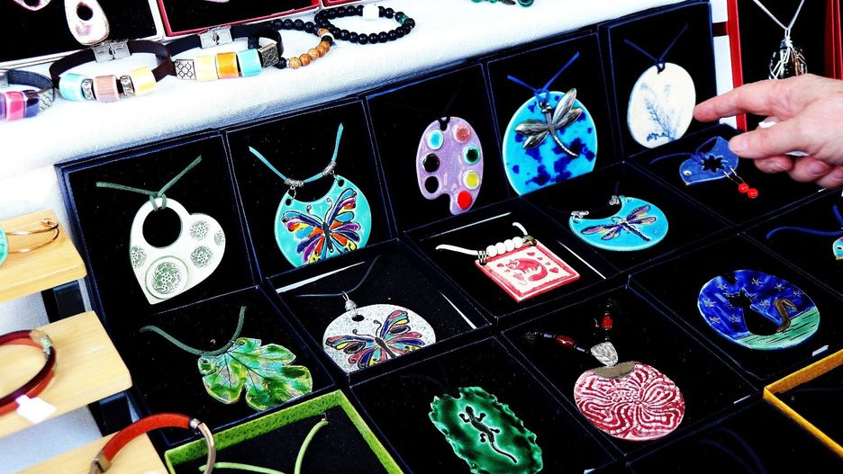 Rękodzielnicy i twórcy prezentują swoje dzieła podczas Święta Paniagi w Rzeszowie.