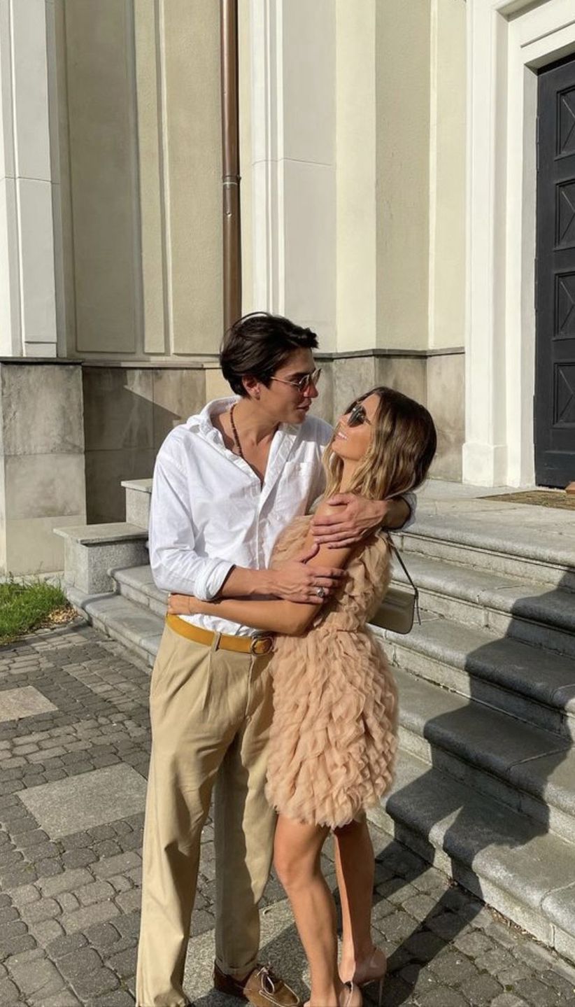 Zakochana Julia Wieniawa całuje się Nikodemem Rozbickim pod kościołem