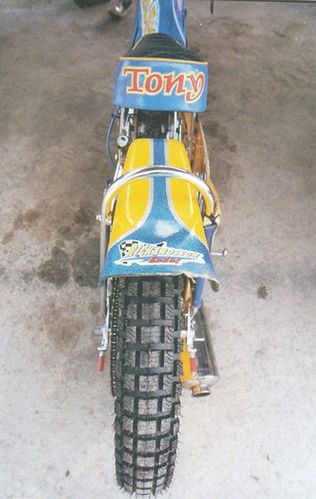 Motocykl i logo Rickardsson Racing.
