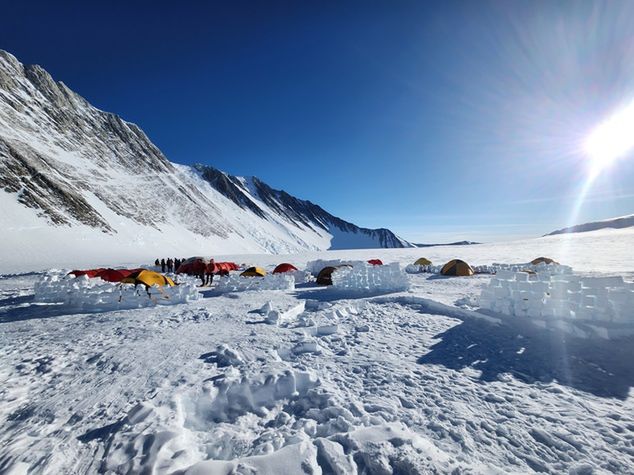 Tak wygląda baza pod Mount Vinson. Wyprawy na szczyt trwają średnio 6-10 dni.