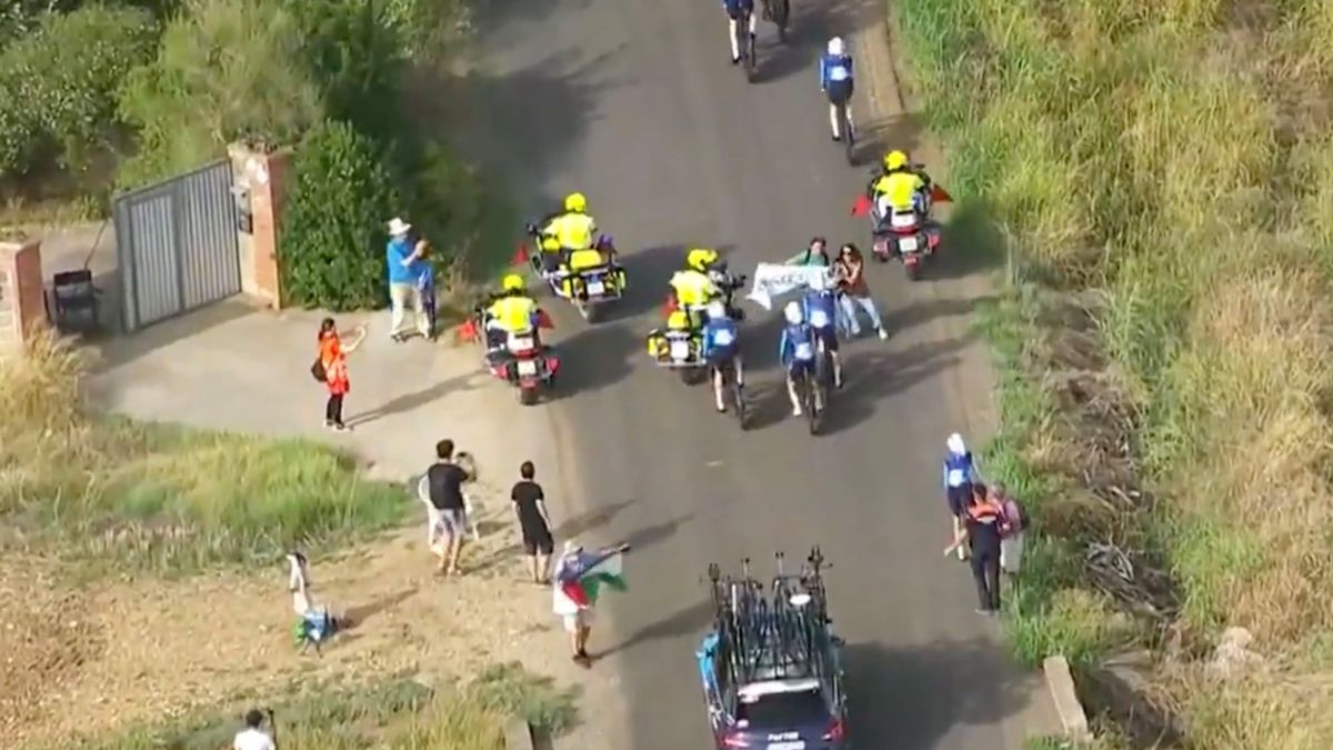 Twitter / Eurosport Espana / Kolarze Israel - Premier Tech zatrzymani przez aktywistów