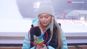 Kabaret na żywo. Nagle zaczęła patrzeć na swój mikrofon