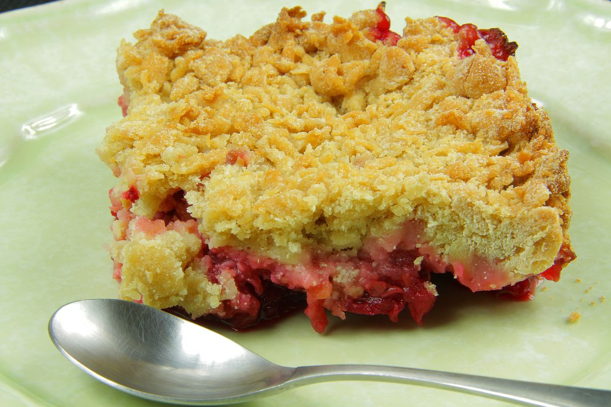 Quick and easy strawberry cake: A dessert lifesaver