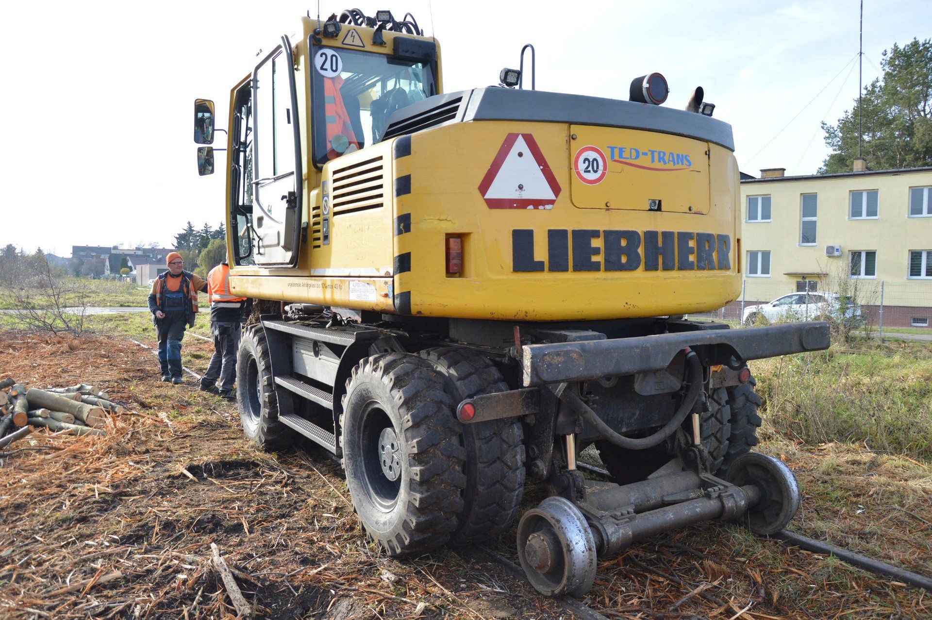 Porządkowanie nieczynnej linii nr 256. Usuwanie roślinności na odcinku w Nowym Dworze Gdańskim