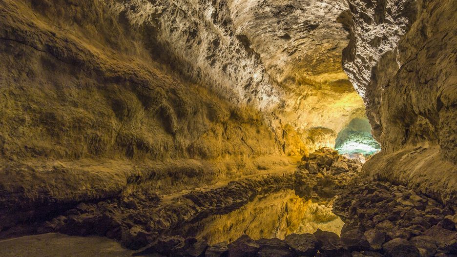 Jaskinia lawowa w środku