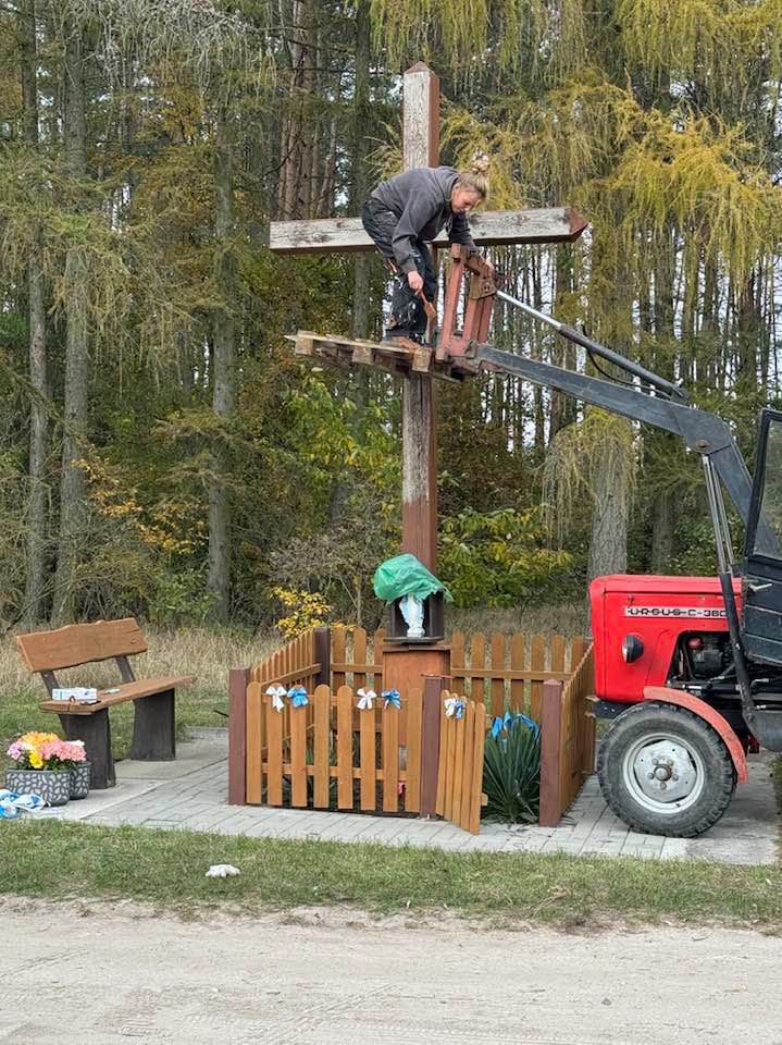 Odnawiają krzyż w Wolsku (gm. Miasteczko Krajeńskie)
