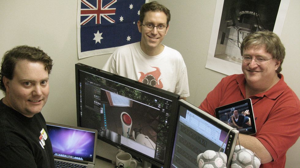 Alfred Reynolds i Jason Mitchell, odpowiedzialni za Steama na OS X, plus Gabe Newell (2010)