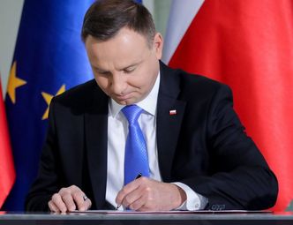 Andrzej Duda podpisał tarczę antykryzysową 4.0