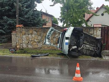 Wypadek w Chmielowie. Samochód uderzył w ogrodzenie. Dwie osoby poszkodowane