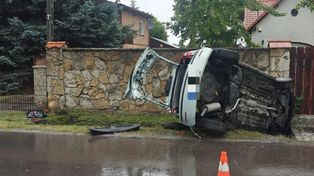 Wypadek w Chmielowie. Samochód uderzył w ogrodzenie. Dwie osoby poszkodowane