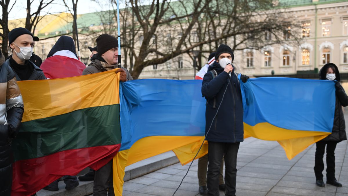 VILNIUS, LITHUANIA - FEBRUARY 15: People gather during a rally to protest against Russian President Vladimir Putin, and to show solidarity with Ukraine on February 15, 2022 in Vilnius, Lithuania. (Photo by Yury Belyat/Anadolu Agency via Getty Images)