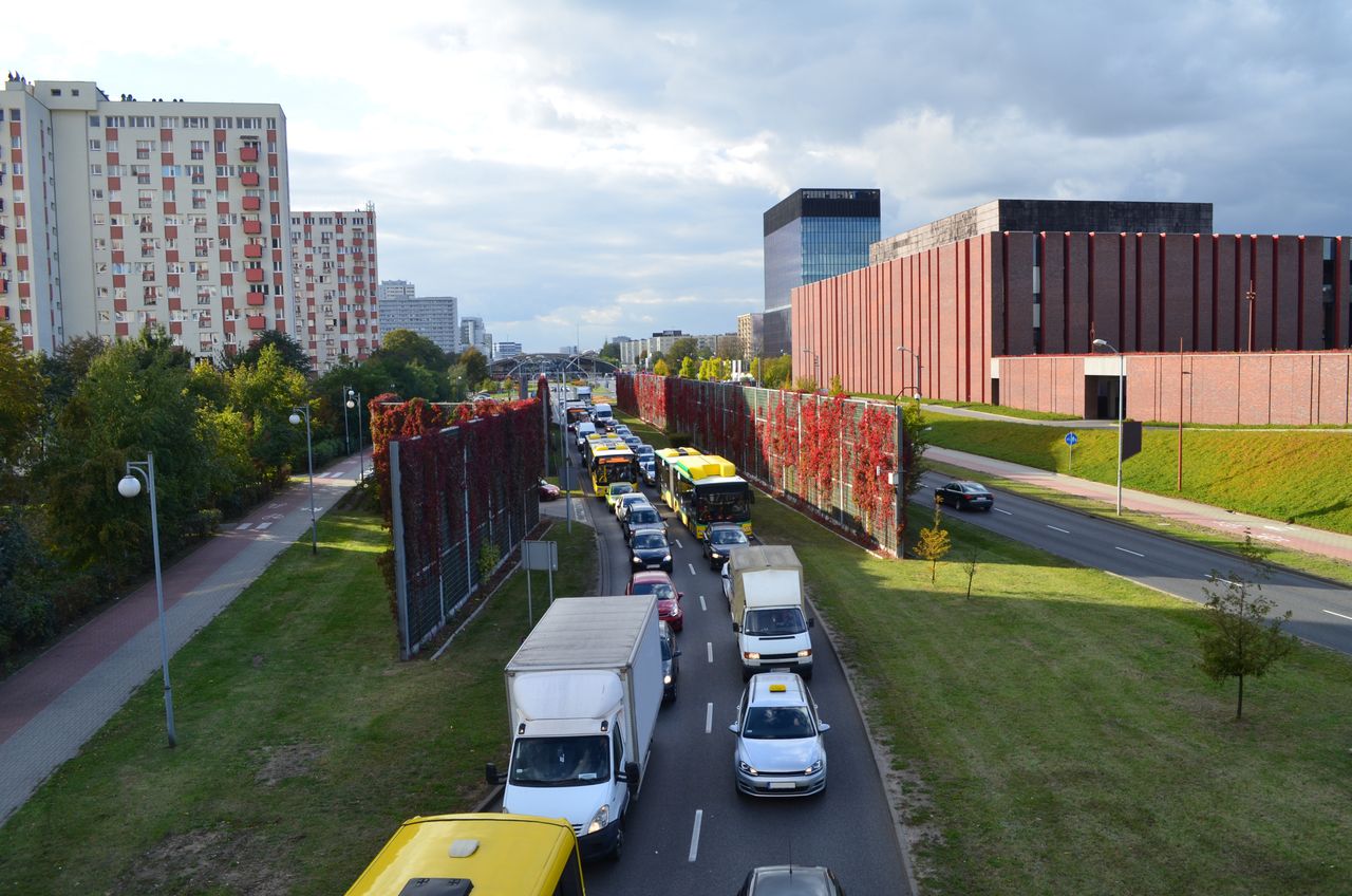 Wrocław: Korkuje się droga S8 i autostrada A4. Ciężarówka zablokowała drogę
