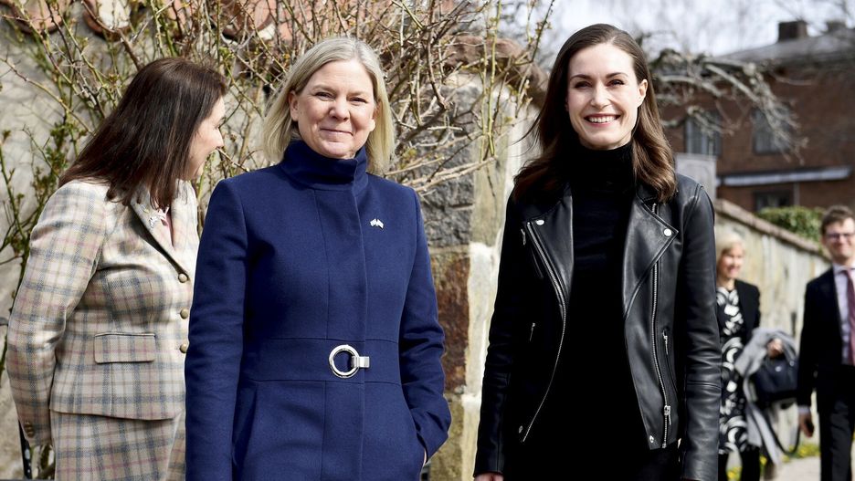Premierka Szwecji Magdalena Andersson i premierka Finlandii Sanna Marin przed rozmowami o ewentualnym przystąpieniu obu krajów do NATOSwedish Prime Minister Magdalena Andersson, left, and Finnish Prime Minister Sanna Marin pose for photographers ahead of a meeting on whether to seek NATO membership, in Stockholm, Sweden, Wednesday, April 13, 2022. (Paul Wennerholm/TT via AP)TT NEWS AGENCY
