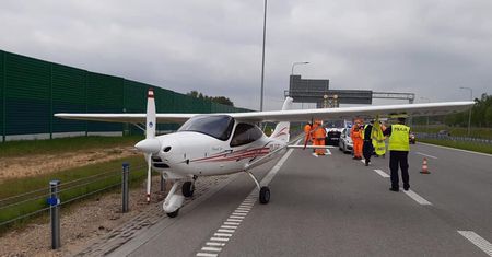 Zaskakująca scena na polskiej autostradzie. Wylądowała na niej awionetka