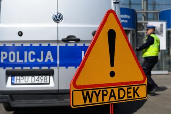 Zderzenie auta z autobusem szkolnym w Jezierzanach. Dzieci w szpitalu