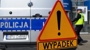 Zderzenie auta z autobusem szkolnym w Jezierzanach. Dzieci w szpitalu
