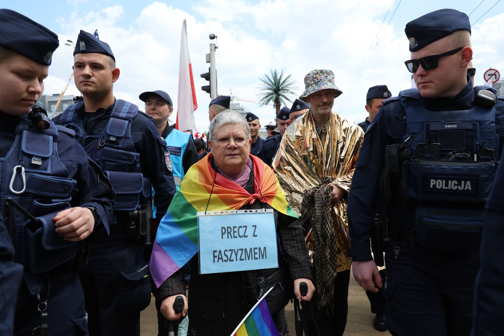 Kobieta z flagą LGBT na Marszu za Polską