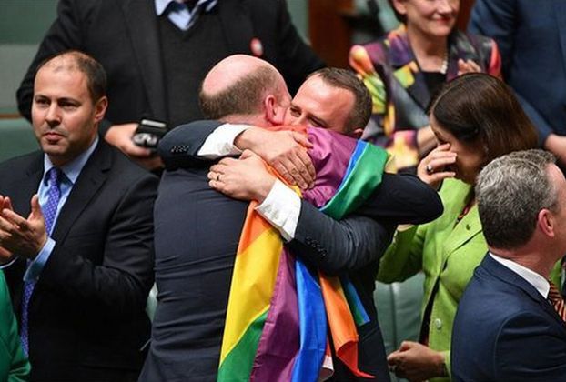 Australia ZALEGALIZOWAŁA małżeństwa jednopłciowe! "Co za dzień dla miłości, równości oraz szacunku"