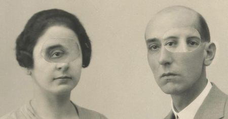 Artysta przerabia zdjęcia bez komputera. Robi to świetnie!
